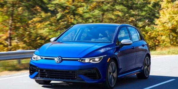 Мощността се повиши до 262 к.с. в Mk6, която бавно нараства с всяко следващо поколение, достигайки 316 к.с. в най-новото Mk8. Благодарение на системата AWD и непрекъснато подобряващите се компоненти на задвижването, настоящият Golf R може да изпреварва по скорост не само модерни спортни автомобили. Но и неща, които наричахме суперавтомобили само преди 15 години. Нищо че тези GT автомобили имат два или дори три пъти повече цилиндри.